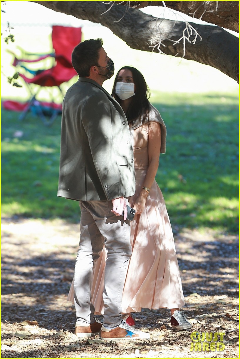 Ben Affleck & Ana de Armas Take His Kids to the Park After First(01)