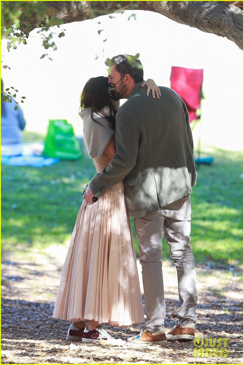 Ben Affleck & Ana de Armas Take His Kids to the Park After First