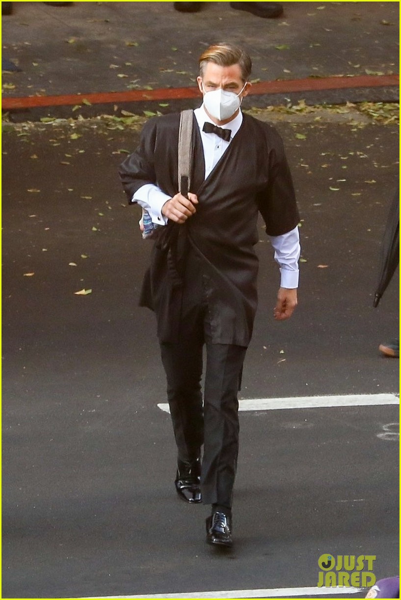 Harry Styles Chris Pine More Get Back To Work Filming Don T Worry Darling Photo Chris Pine Dita Von Teese Dont Worry Darling Harry Styles Kiki Layne Movies Olivia Wilde