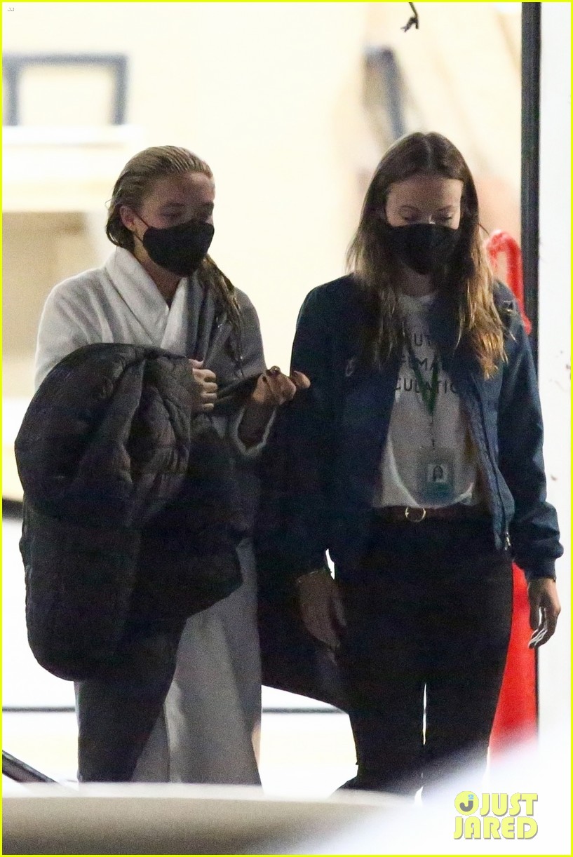 Harry Styles Joins 'Don't Worry Darling' CoStars to Resume Filming in(02)