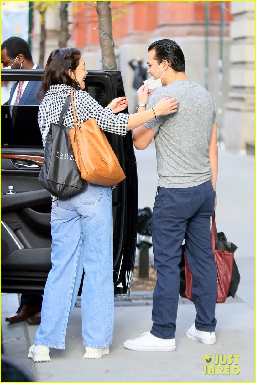 Katie Holmes & Emilio Vitolo Pack on the PDA Before She Leaves For Trip