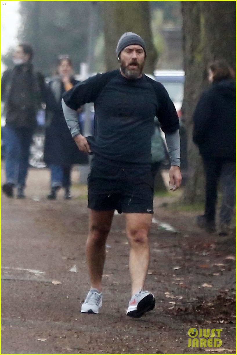 Photo jude law stops to catch his breath during afternoon jog 04