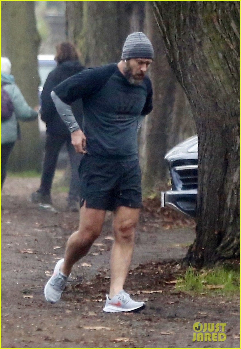 Photo jude law stops to catch his breath during afternoon jog 10