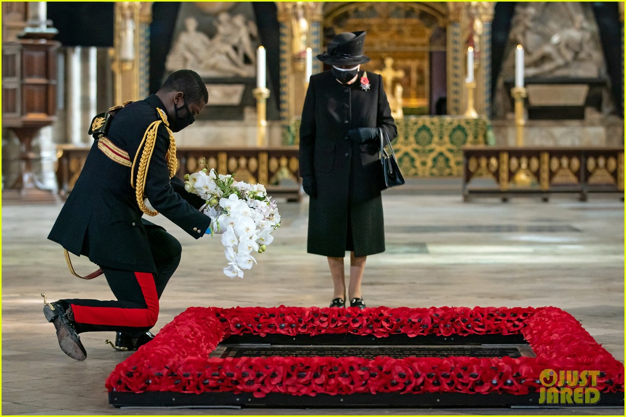 Queen Elizabeth Wears Face Mask for First Time at Remembrance Day Event