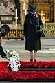 queen elizabeth wears face mask for first time at remembrance day 11