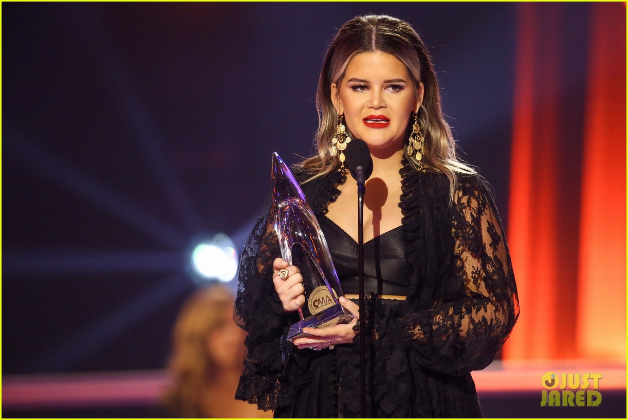 Maren Morris Shows Off Major Leg Arriving at CMA Awards 2020 with Hubby(02)
