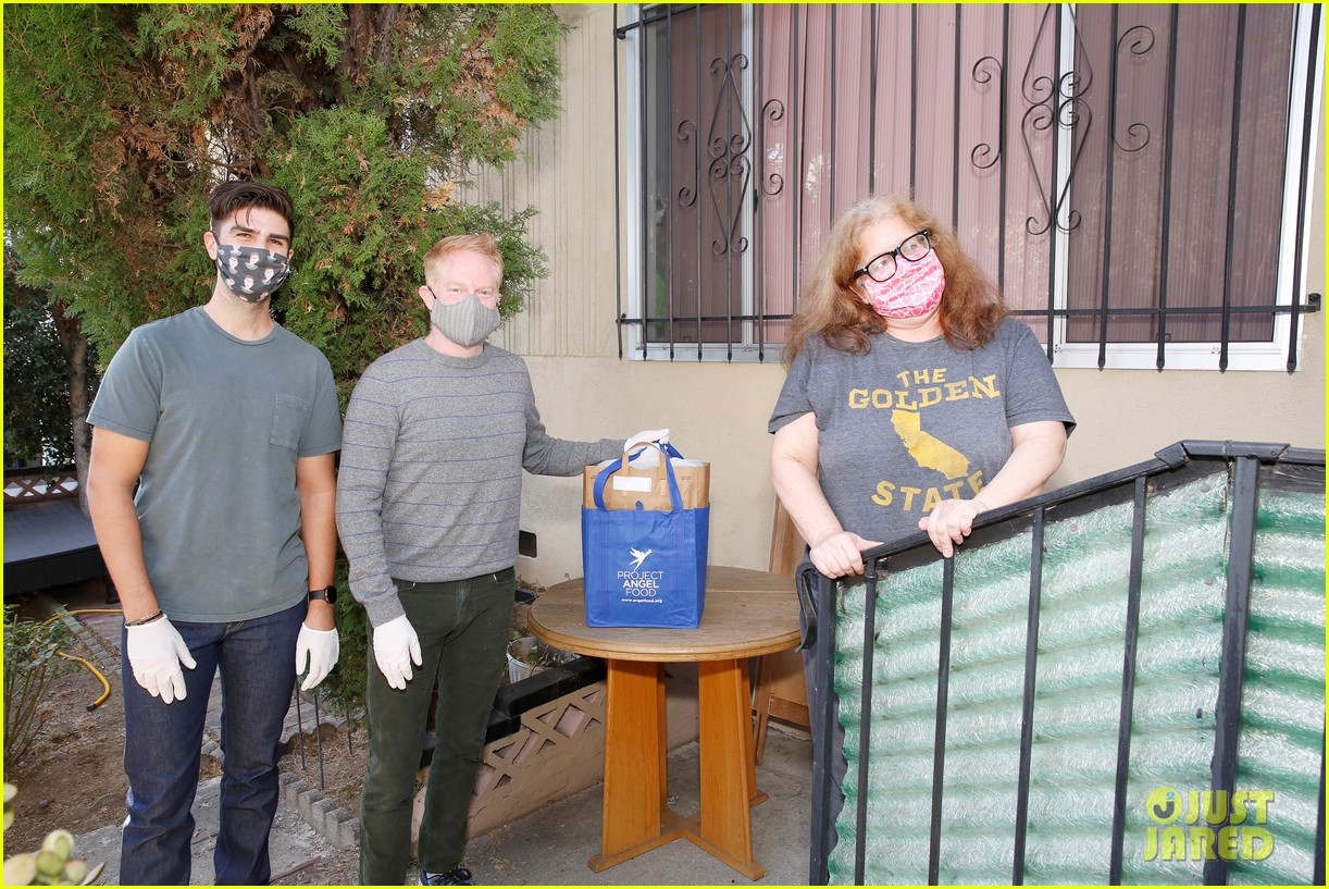 Jesse Tyler Ferguson & Husband Justin Mikita Deliver Meals Ahead of(02)