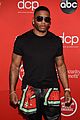 nelly rocks shades on red carpet amas 01