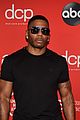 nelly rocks shades on red carpet amas 05