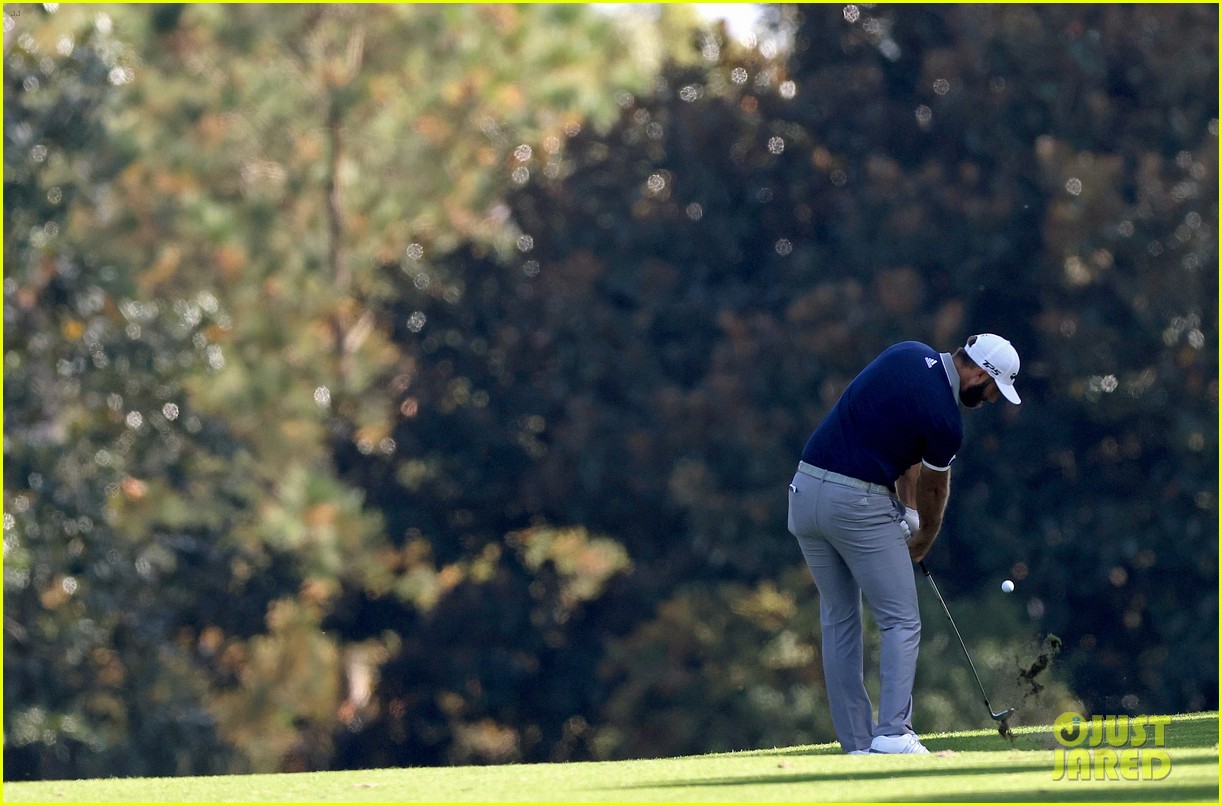 Photo dustin johnson wife paulina gretzky supporting him at the