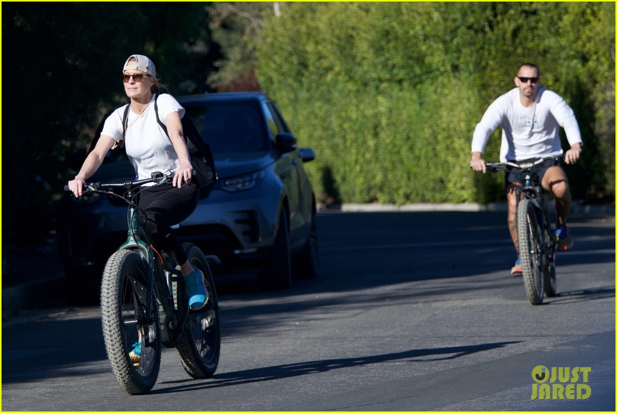 Full Sized Photo of robin wright bike ride with husband 06 | Photo
