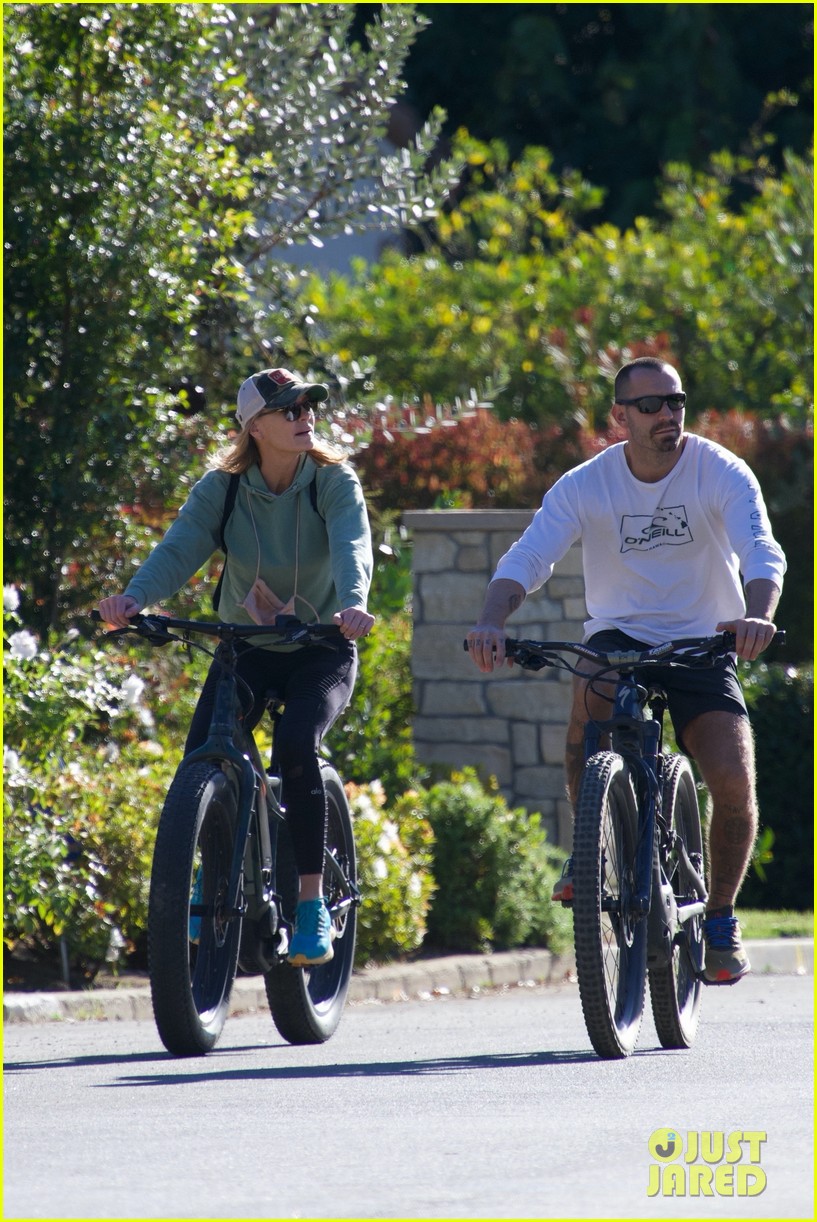 Photo: robin wright bike ride with husband 14 | Photo 4504876 | Just