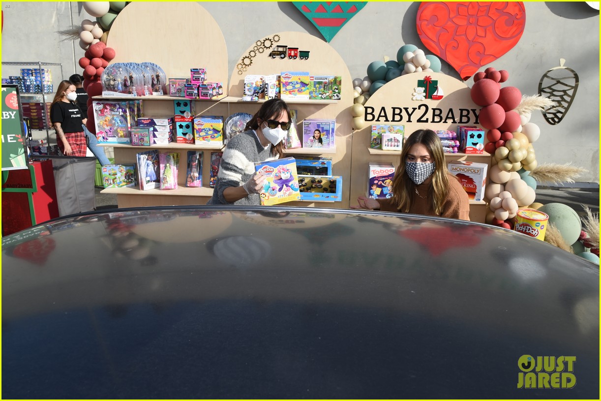 Jennifer Garner, Jessica Alba & Paltrow Hand Out Gifts During(02)