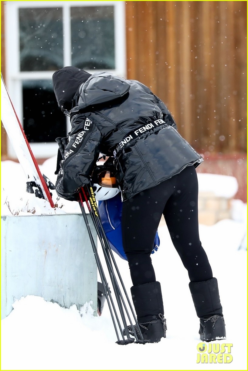 Photo: rebel wilson jacob busch keep cozy vacation in aspen 25 | Photo