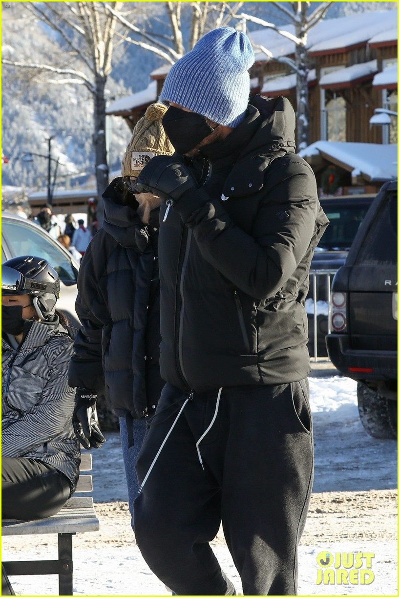Photo: dakota johnson chris martin aspen december 2020 13 | Photo