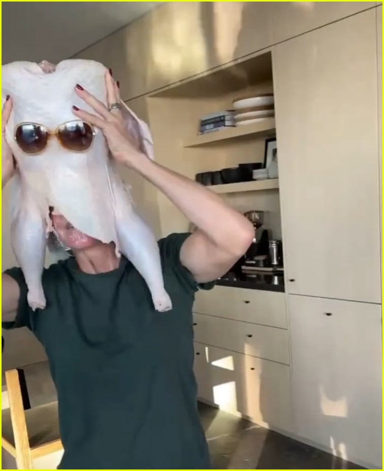 Courteney Cox Reveals Exactly How She Safely Put a Raw Turkey on Her