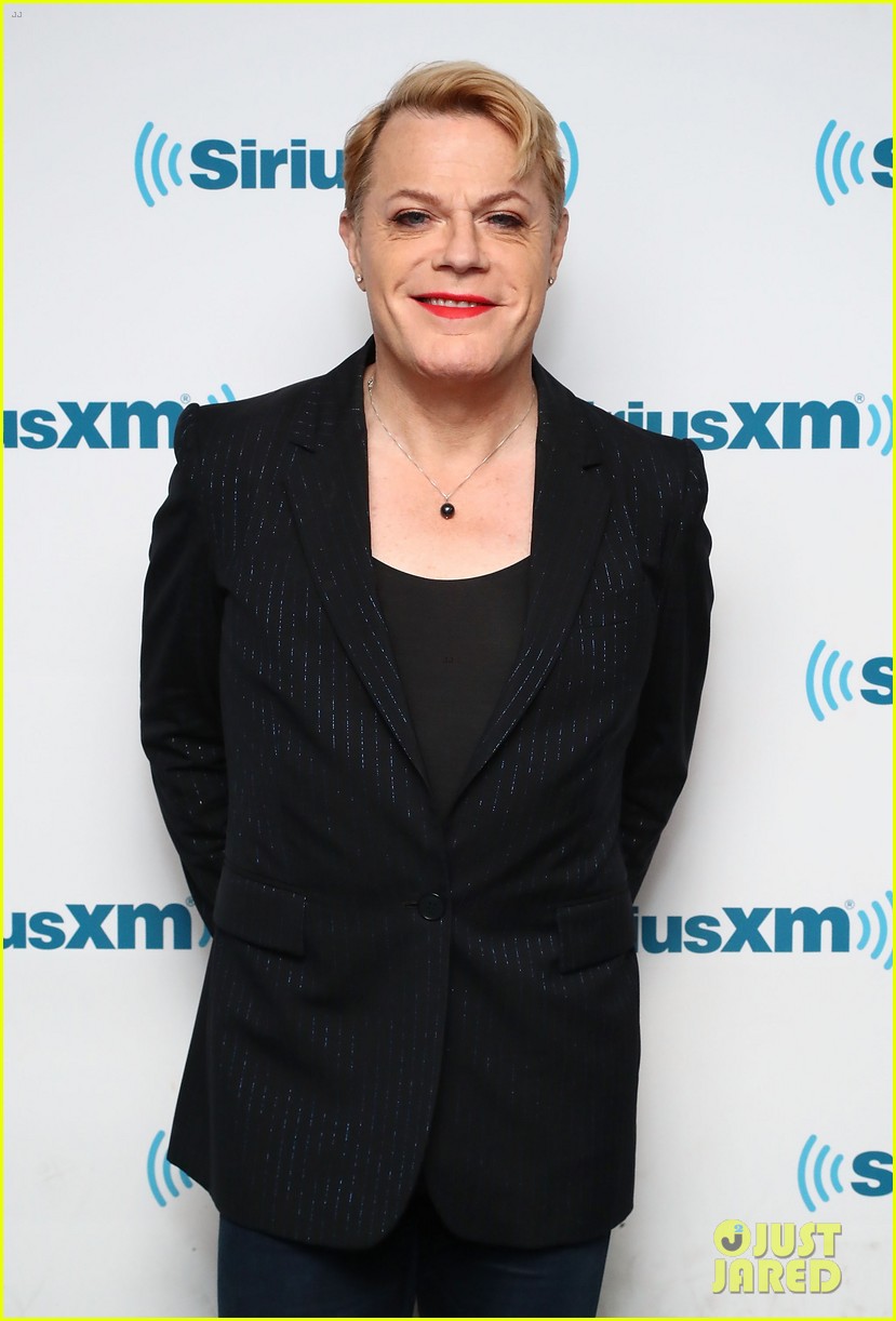 Eddie Izzard Identifies As Gender Fluid & Announces She Will Go By She(00)