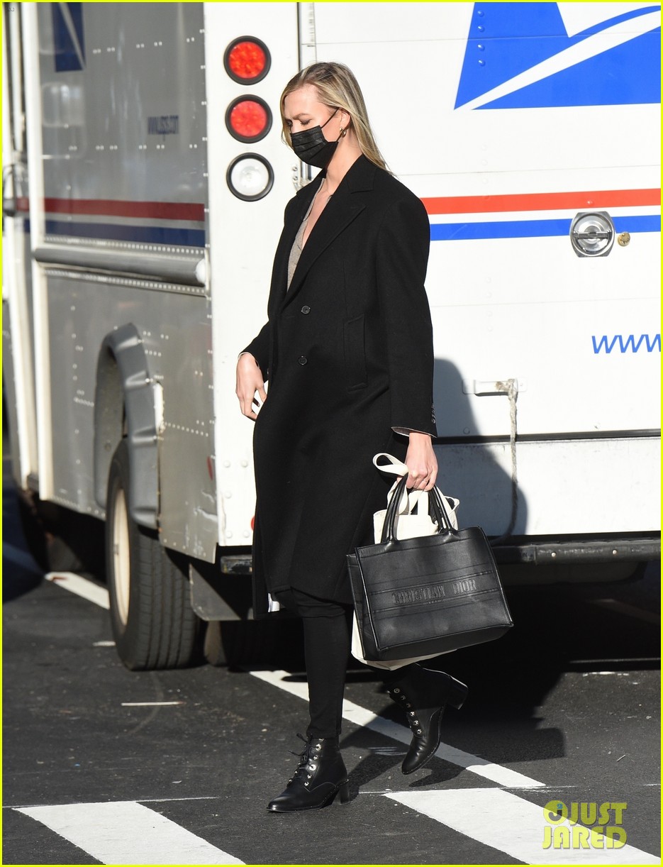 Karlie Kloss Makes Rare Appearance Out After Confirming Pregnancy(01)