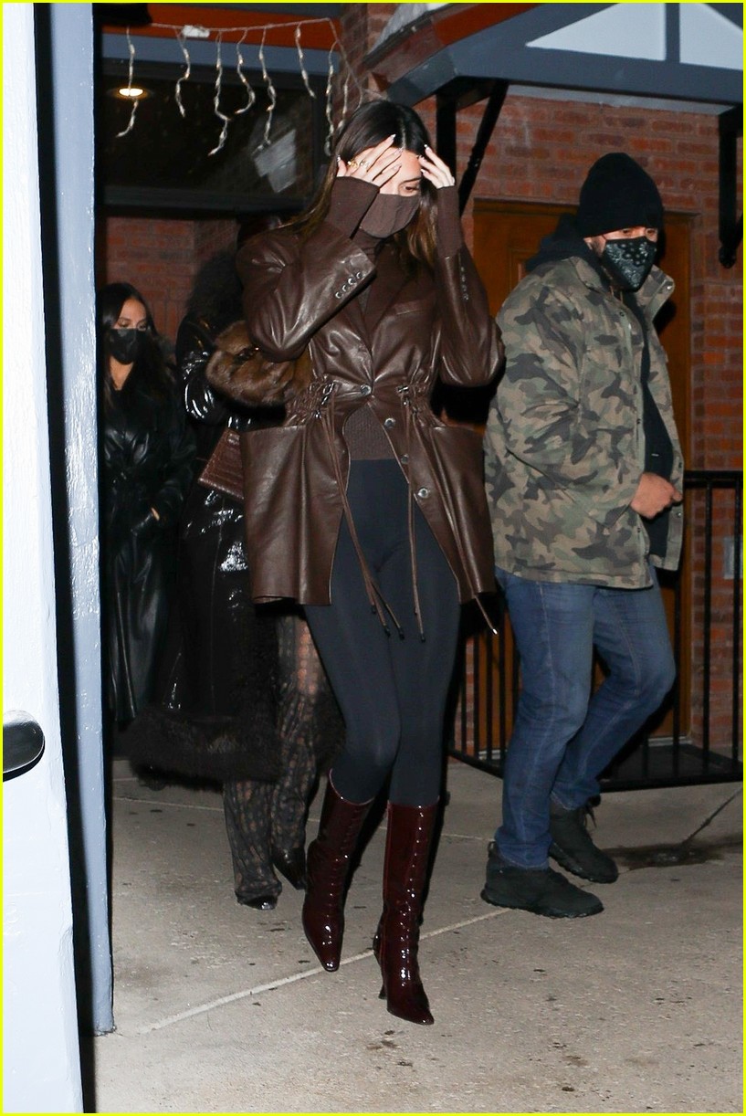 Photo: kylie kendall kris jenner aspen december 2020 13 | Photo 4512790