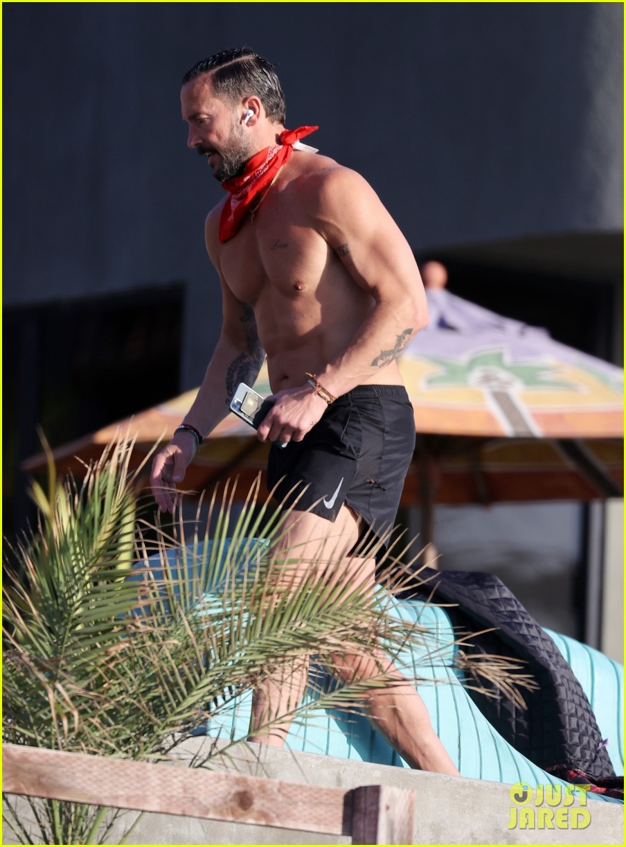 pastor-carl-lentz-bares-ripped-body-at-the-beach-amid-allegations-of-more-affairs-photo-4505963-carl-lentz-laura-lentz-shirtless-pictures-just-jared