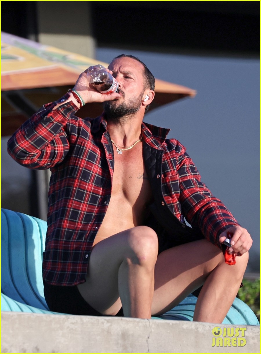 Photo: carl lentz ripped body at the beach 45 | Photo 4505994 | Just Jared: Entertainment News