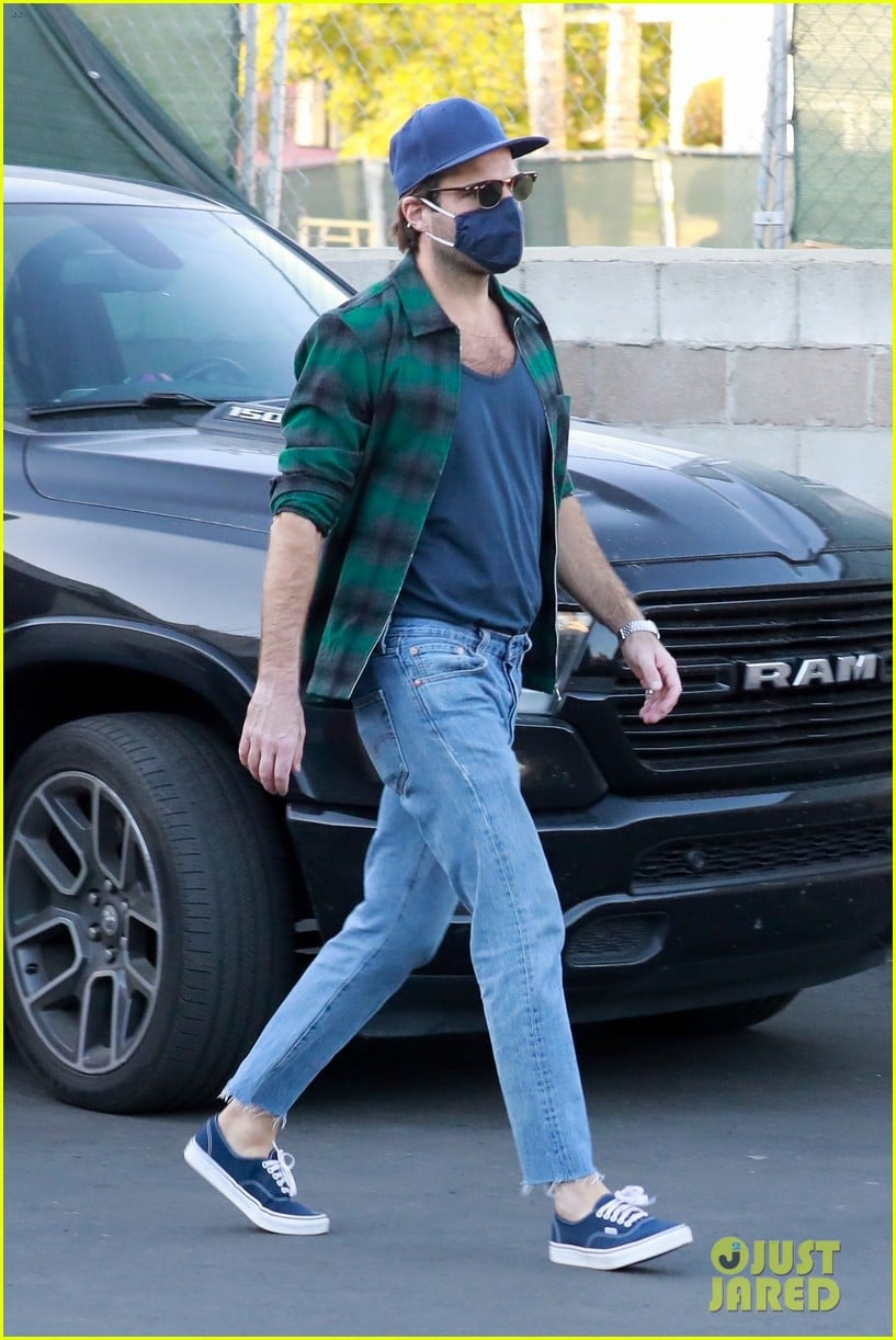 Zachary Quinto Bares Some Skin While on Coffee Run in Los Feliz Photo