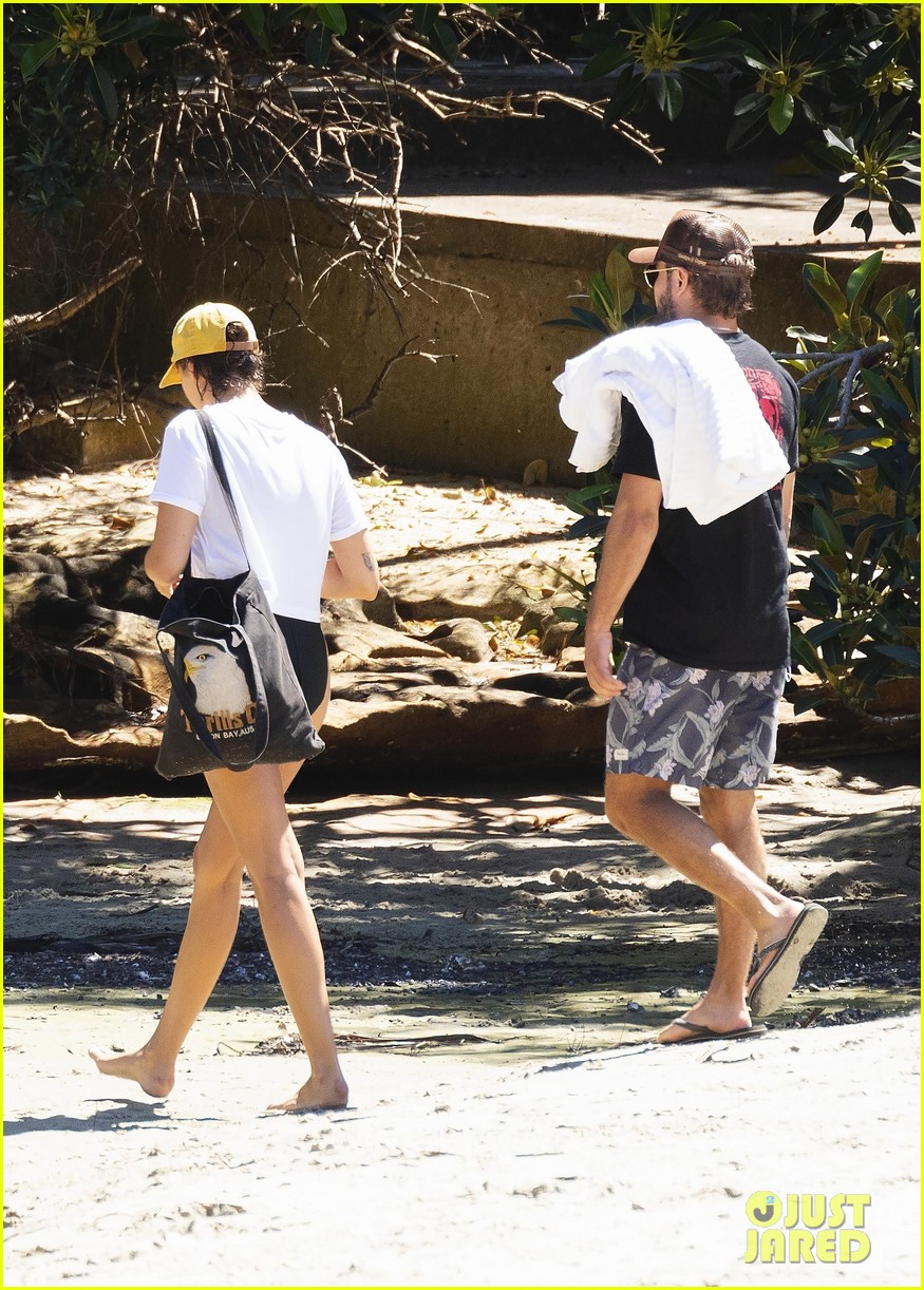 Photo: zac efron vanessa valladares beach day 91 | Photo 4515882 | Just