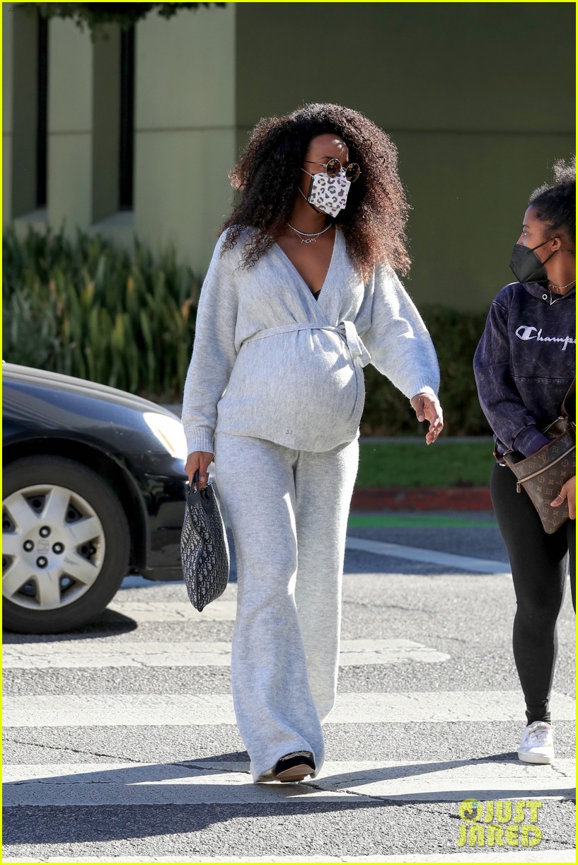 Kelly Rowland Cradles Major Baby Bump While Leaving Doctor's(02)