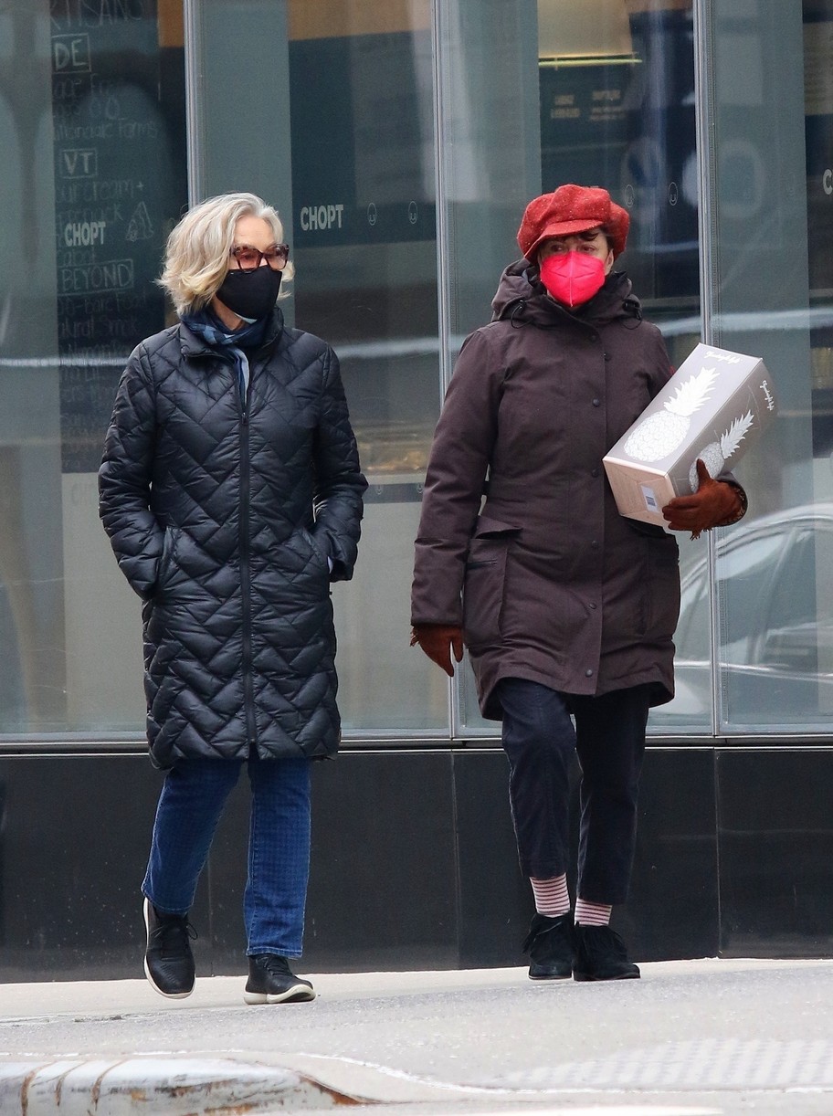 Susan Sarandon & Jessica Lange Give Money To Homeless During Walk in