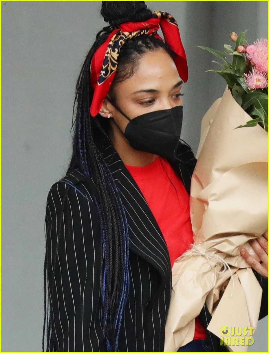 Photo: tessa thompson picks up flowers sydney ahead of thor filming 06