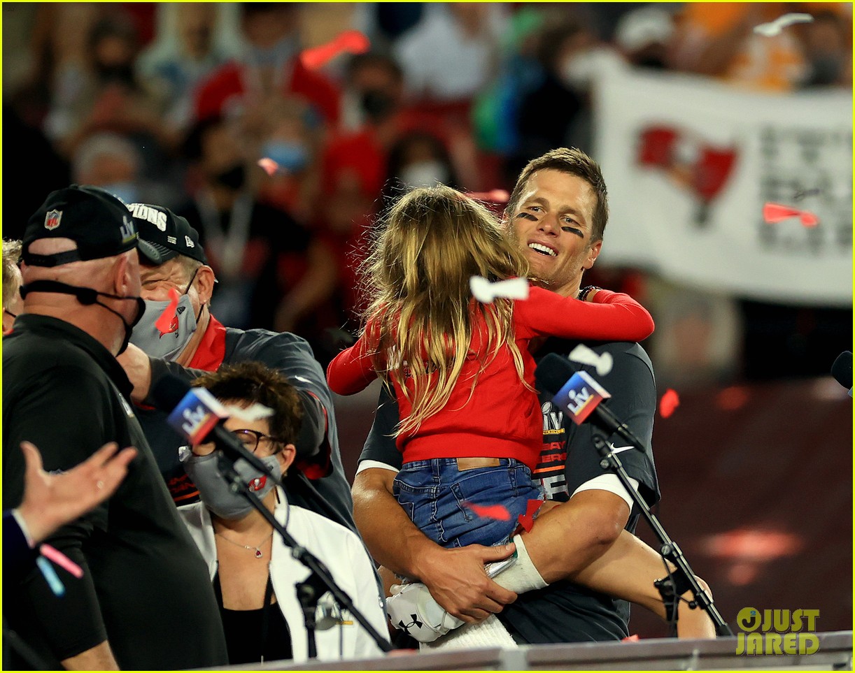 Watch the Adorable Moment Tom Brady Sees His Kids After Winning Super(00)