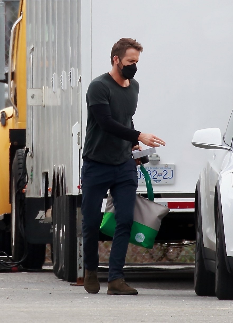 Jennifer Garner Wears A Plaid Coat While Filming 'The Adam Project