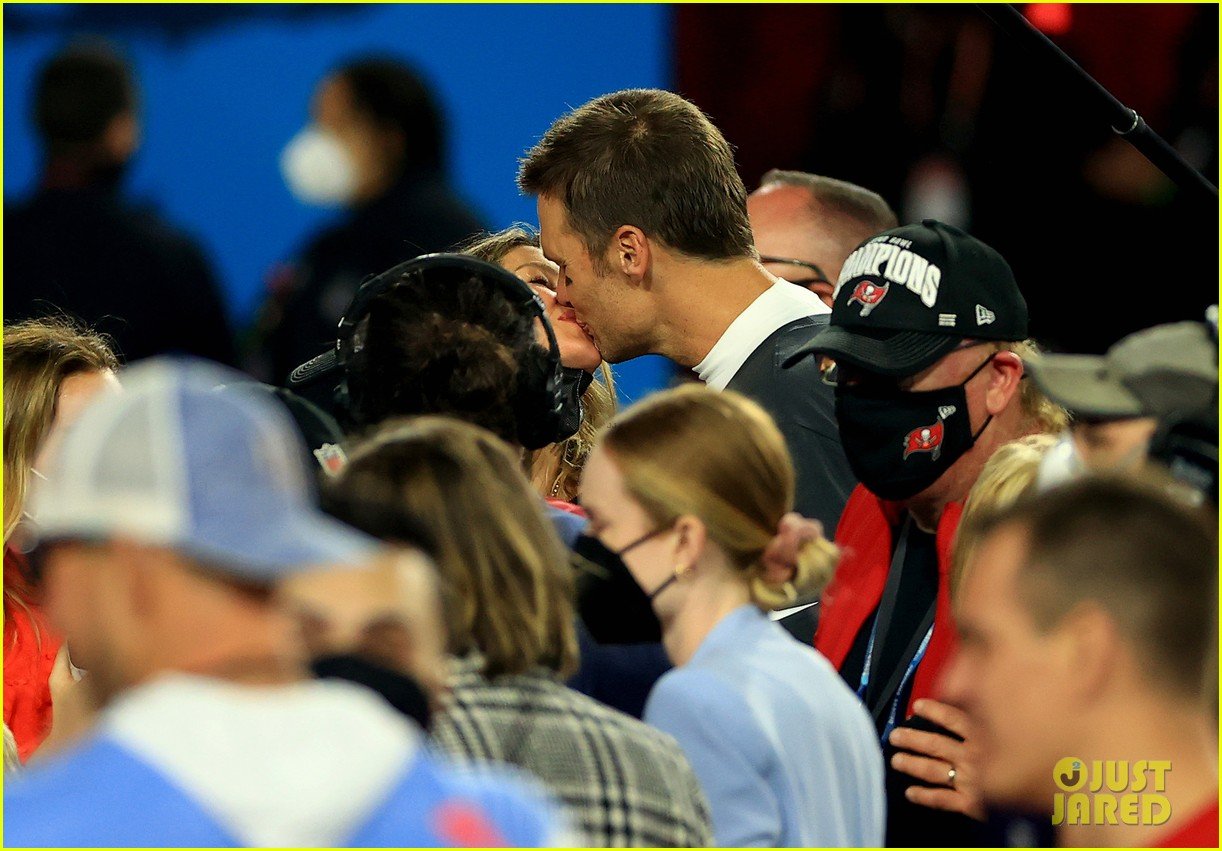 Photo gisele bundchen tom brady kiss super bowl field 24 Photo