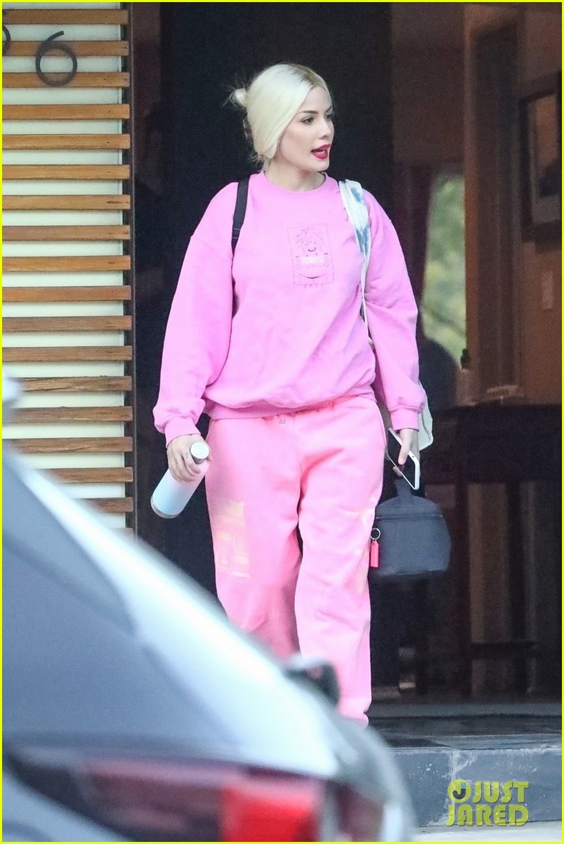 Konsultere liberal Annoncør Pregnant Halsey Covers Baby Bump With Bright Pink Sweat Suit: Photo 4523795  | Halsey Pictures | Just Jared