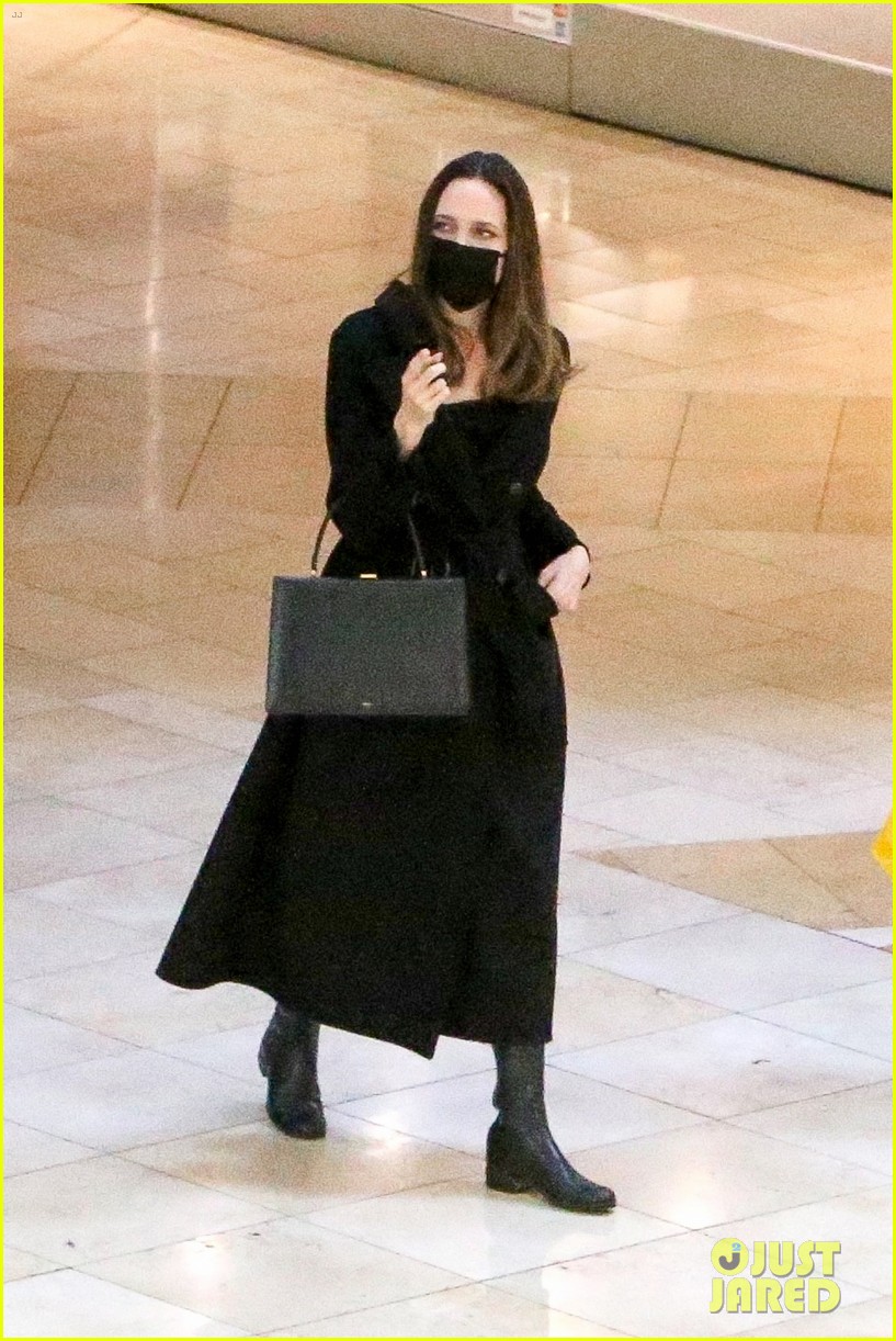 angelina jolie goes shopping at the mall 014522706