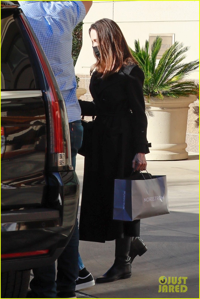 angelina jolie goes shopping at the mall 034522708