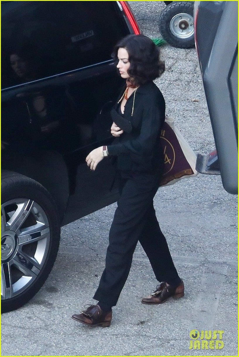 Margot Robbie Sports Dark Hair While Filming New David O. Russell Movie(00)