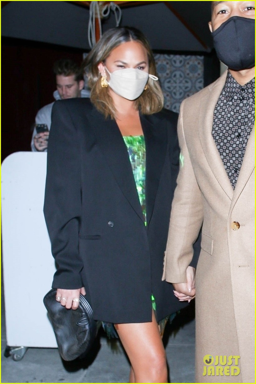 Chrissy Teigen Reveals Her Secret Wardrobe Malfunction on Date Night(02)