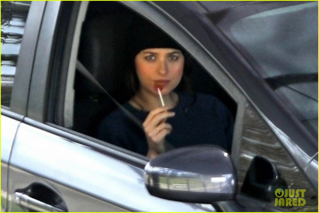 Photo: dakota johnson am i ok set resume production 01 | Photo 4530955