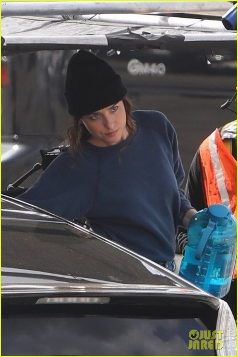 Photo: dakota johnson am i ok set resume production 14 | Photo 4530968