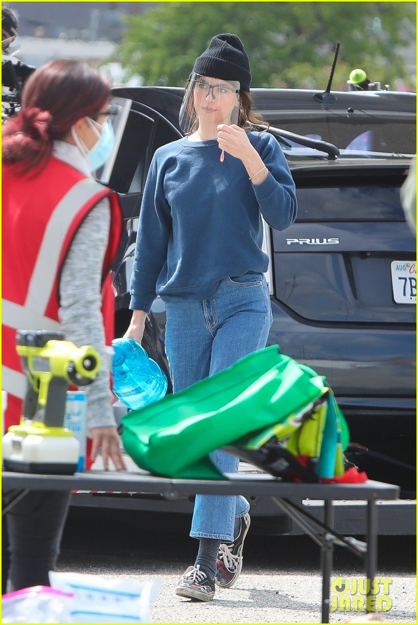 Photo: dakota johnson am i ok set resume production 23 | Photo 4530977