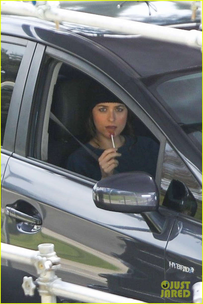 Photo: dakota johnson am i ok set resume production 43 | Photo 4530997