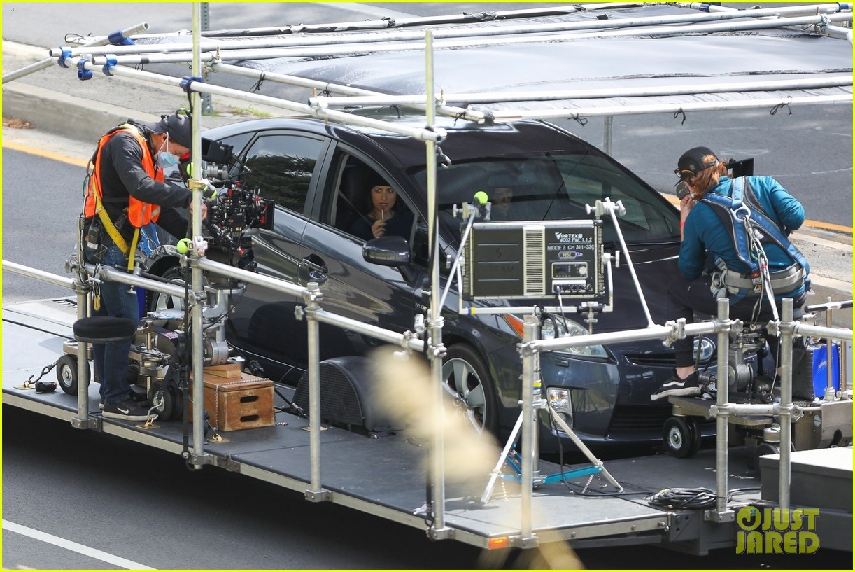 Photo: dakota johnson am i ok set resume production 45 | Photo 4530999