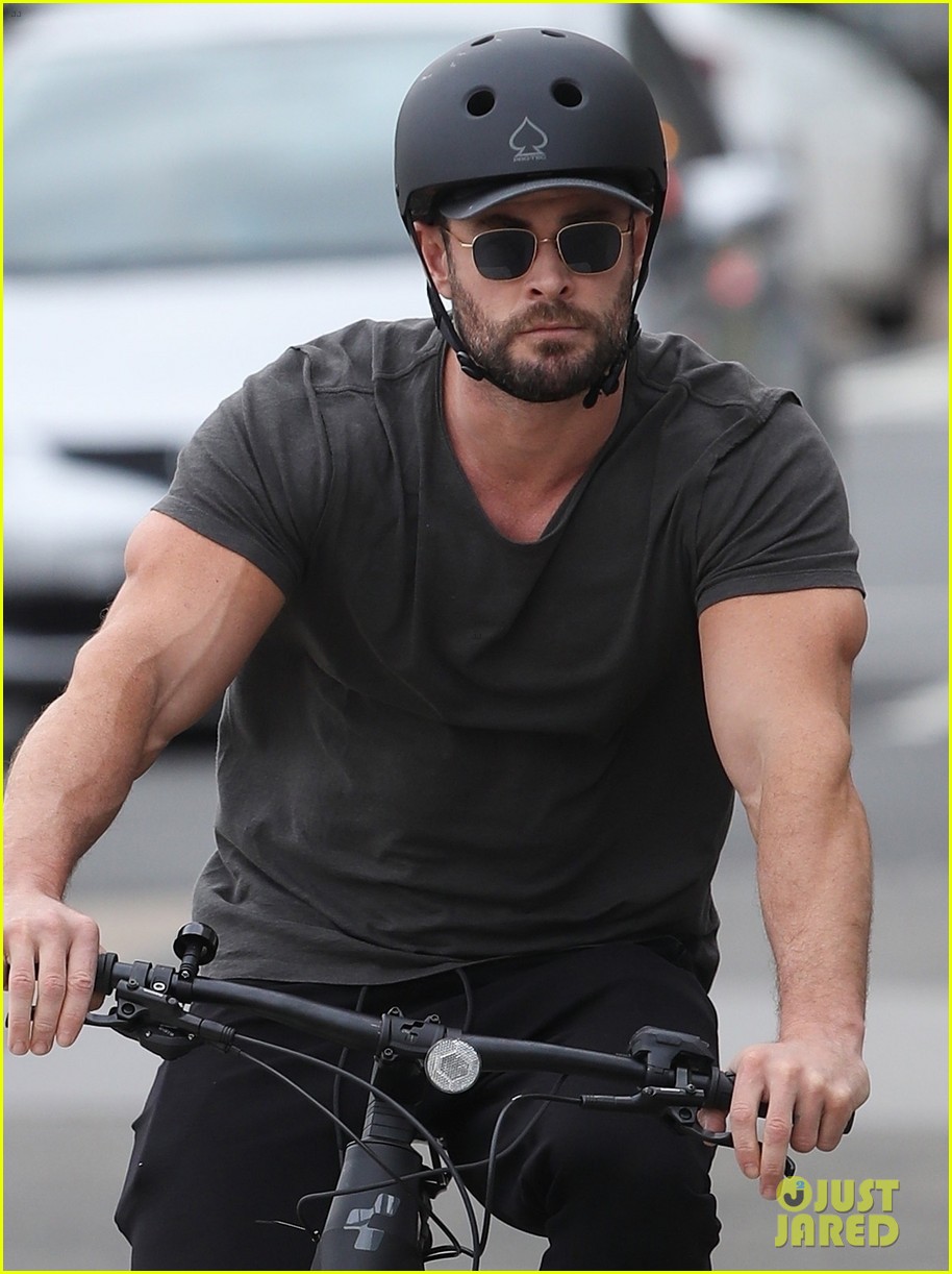 Chris Hemsworth & Elsa Pataky Couple Up for Bike Ride Around Sydney