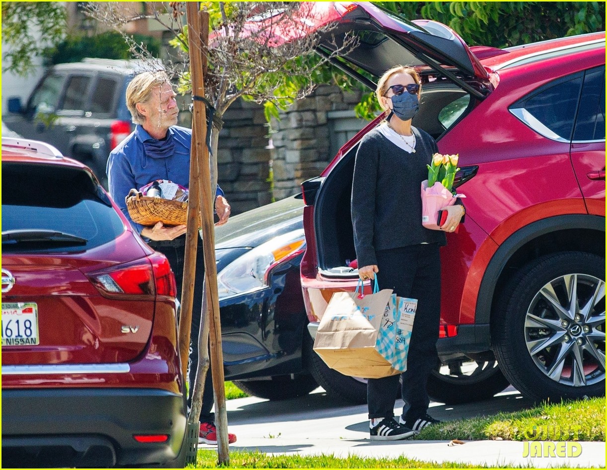 Felicity Huffman & William H. Macy Stop by a Friend's House for a