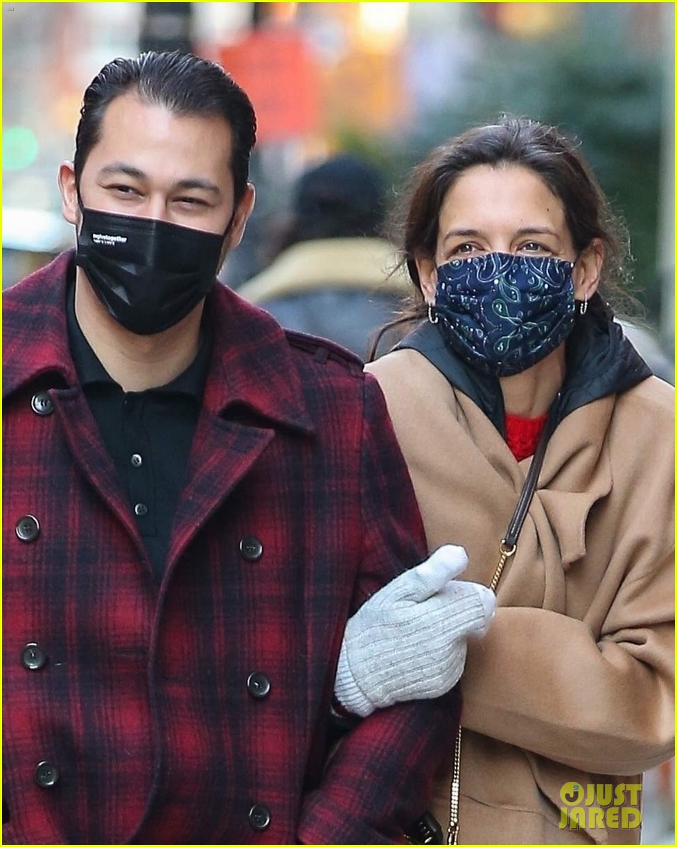 Katie Holmes & Emilio Vitolo Jr. Run Into a Friend During Monday