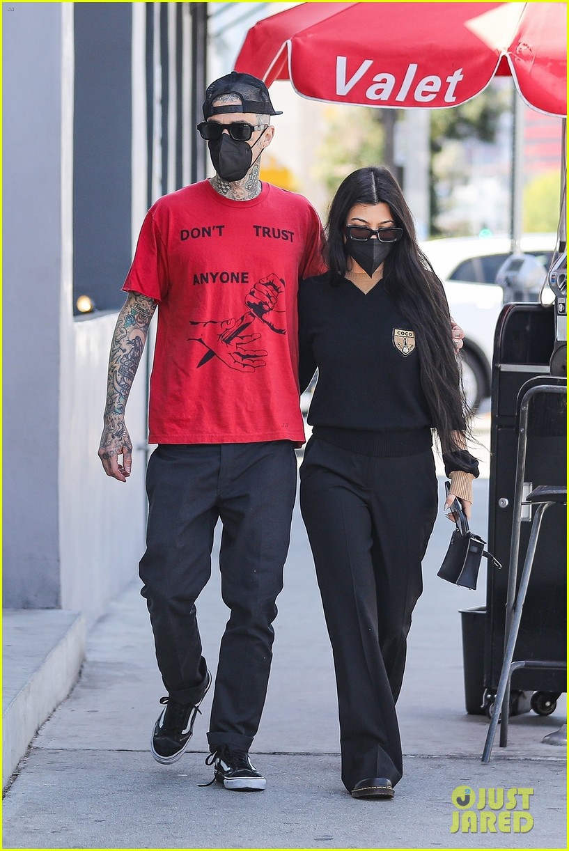 Kourtney Kardashian & Travis Barker Enjoy Time Together While Out To(02)