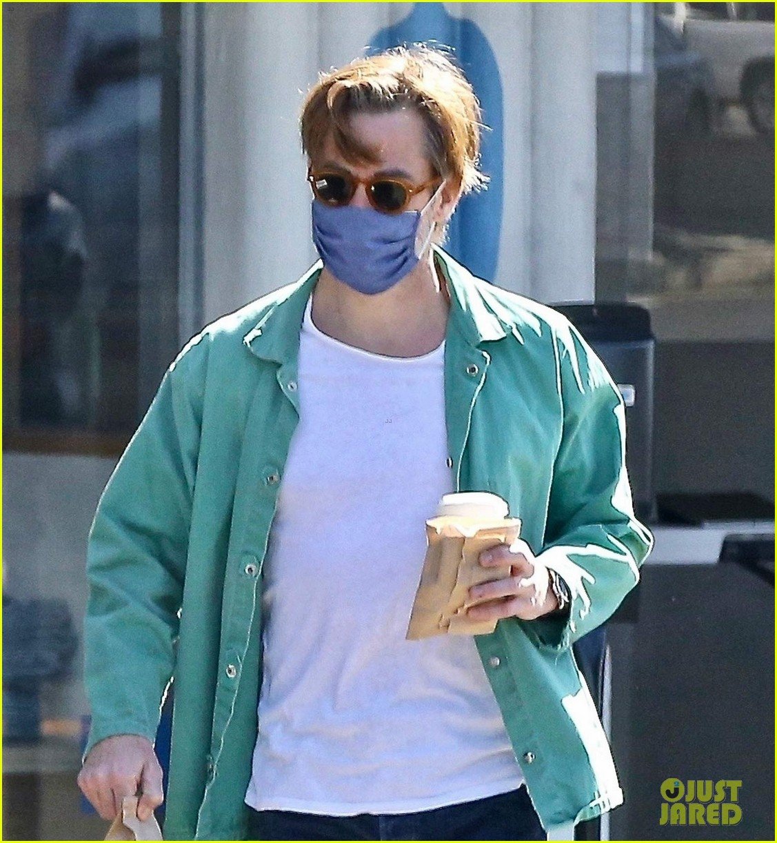 chris pine coffee from blue bottle 024530333