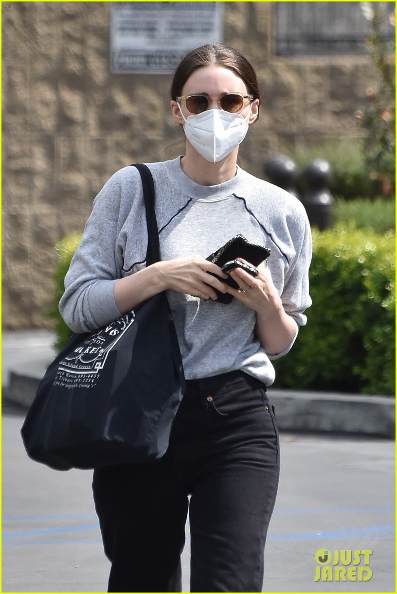 Rooney Mara Goes Casual For Grocery Run in Los Angeles: Photo 4531850