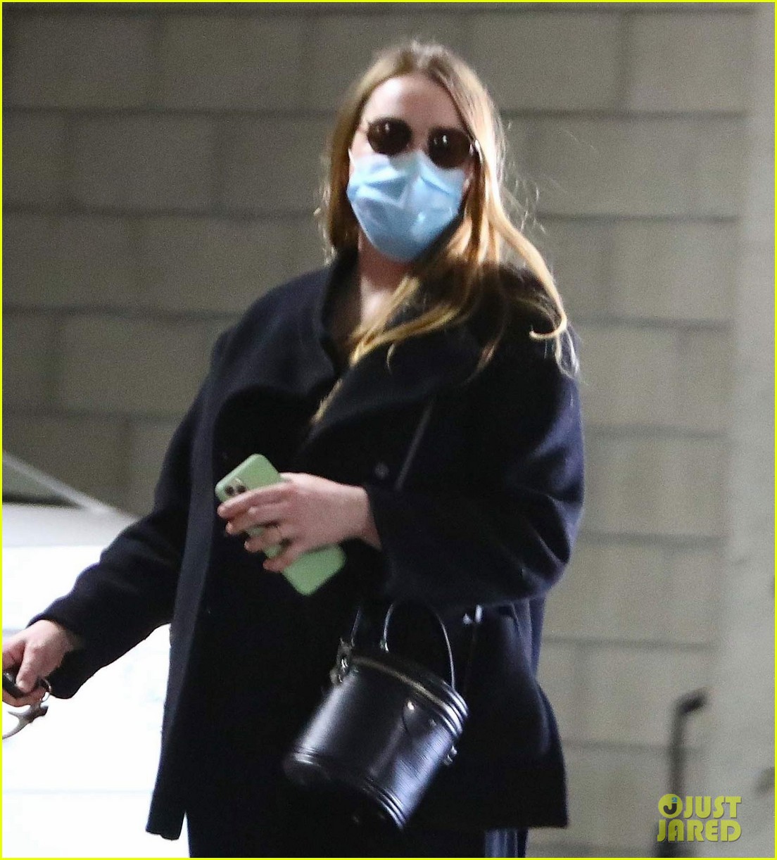 Pregnant Emma Stone Runs Errands While Awaiting Her Due Date: Photo